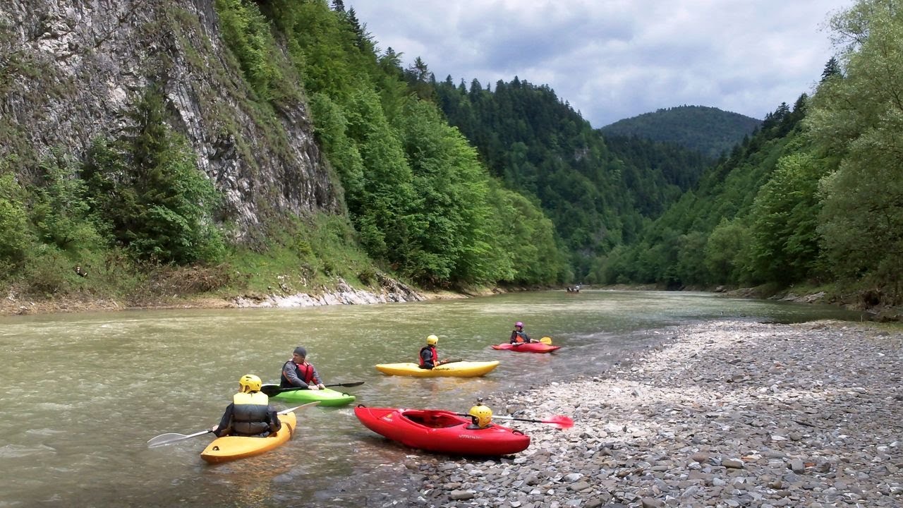Kajakarz na górskim odcinku rzeki Dunajec w Pieninach