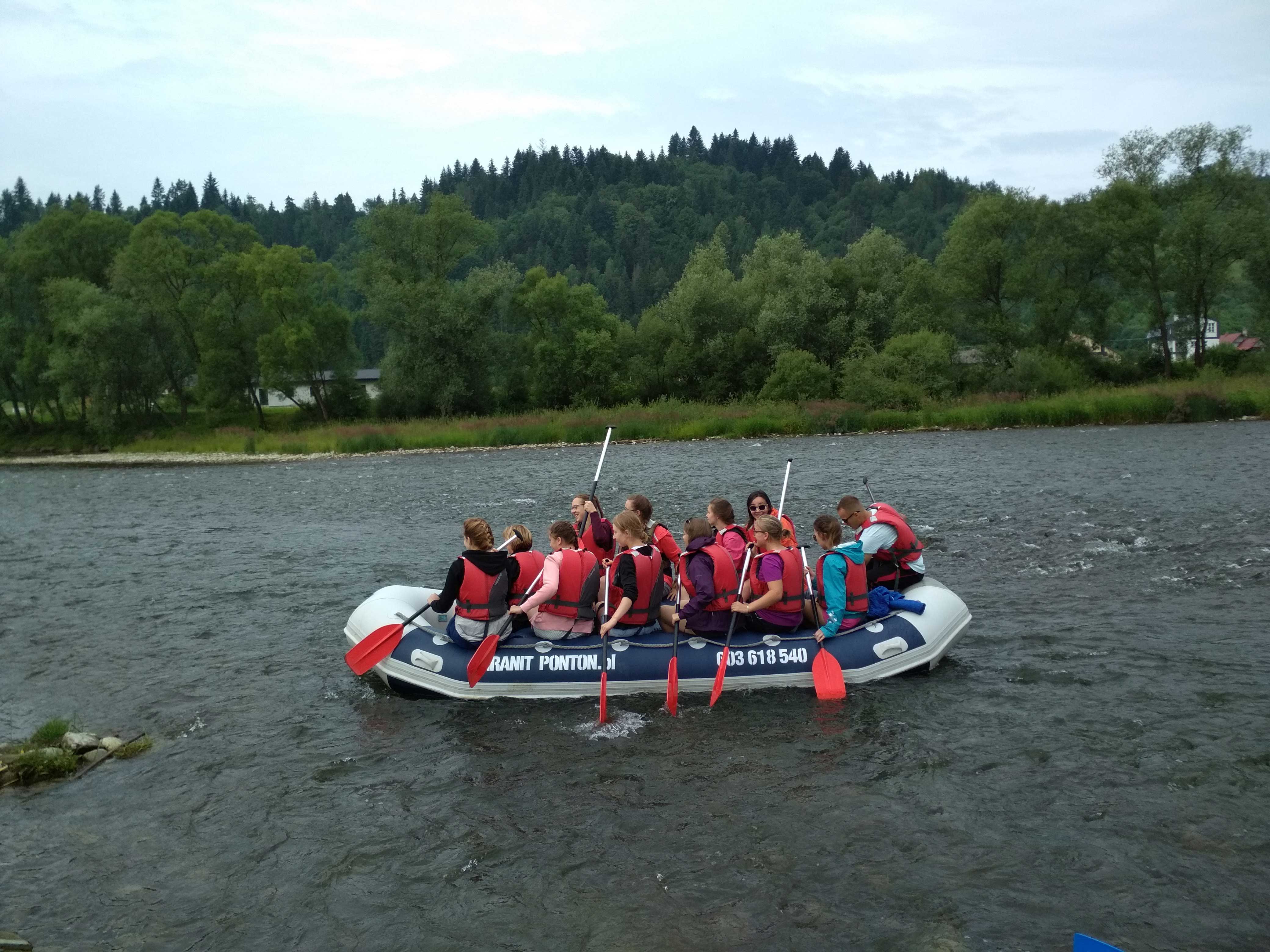 Grupa turystów podczas raftingu na rzece Dunajec